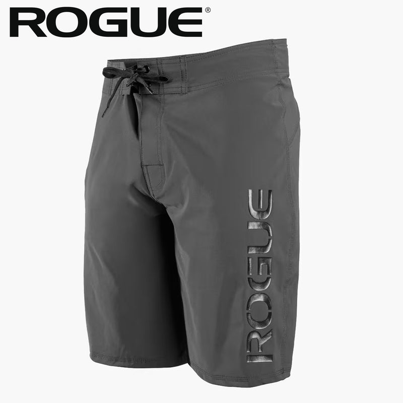 ROGUE ボードショーツ グレーを斜め前方から捉えたフロントデザインでウエストのドローコードと右脚の立体ロゴ配置が分かる全体シルエット