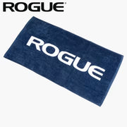 ROGUE ジムタオル ネイビー を斜め上から広げて配置し全体サイズとロゴ配置が分かる俯瞰ビュー