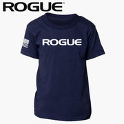 ROGUE ユース ベーシック Tシャツ ネイビー 正面から斜めに胸ロゴ配置と袖のフラッグプリント位置を確認できるキッズ向けシルエット