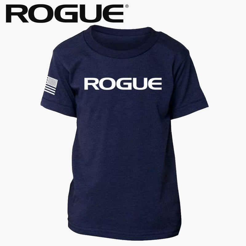 ROGUE ユース ベーシック Tシャツ ネイビー 正面から斜めに胸ロゴ配置と袖のフラッグプリント位置を確認できるキッズ向けシルエット