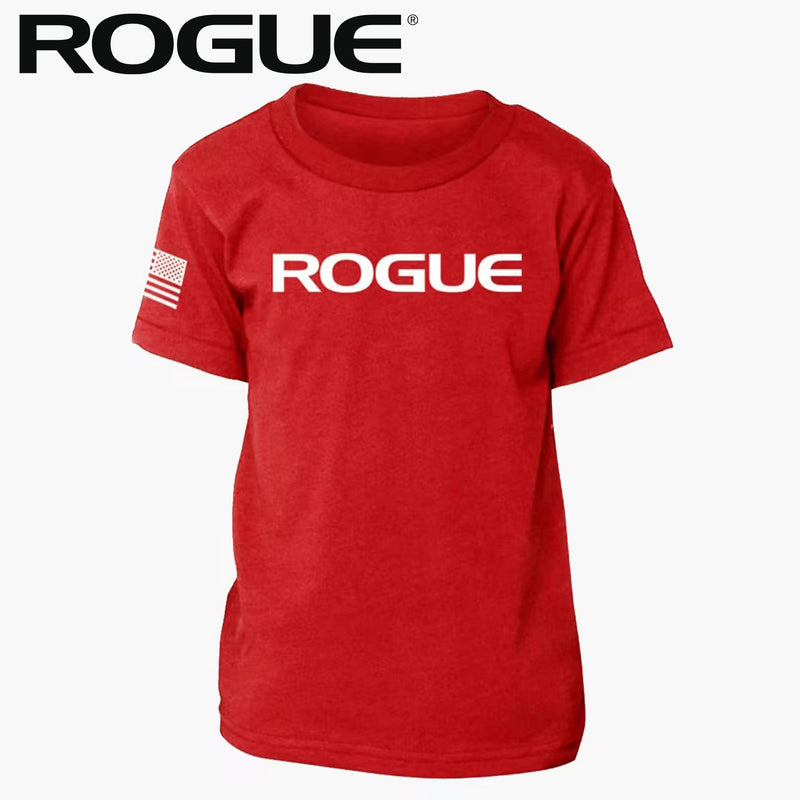 ROGUE ユース ベーシック Tシャツ レッド 正面斜めから胸中央のROGUEロゴと左袖フラッグデザインを確認できるスタンダードモデル