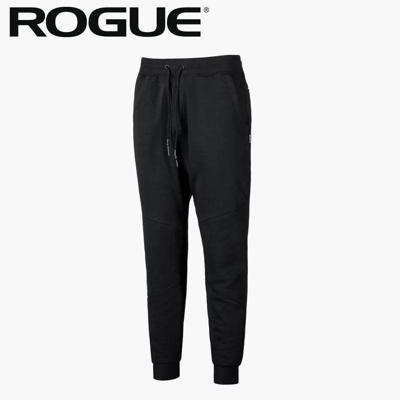 ROGUE メンズジョガーパンツ ブラックを正面から捉えた全体シルエットでテーパード形状と裾リブ仕様、ウエストドローコードが分かるデザイン