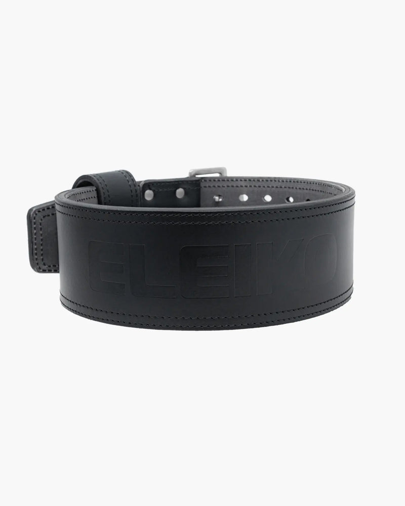 ELEIKO パワーリフティングベルト ブラック IPF公認品 背面側から湾曲形状と幅広設計を確認できる視点でロゴ刻印が映える全体構造