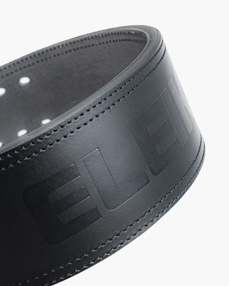 ELEIKO パワーリフティングベルト ブラック IPF公認品 表面レザーを斜めから拡大しELEIKOロゴのエンボス加工と縫製ラインを強調した質感ディテール