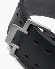 ELEIKO パワーリフティングベルト ブラック IPF公認品 バックル金具を斜めから拡大しELEIKO刻印とピン構造を確認できる金属パーツの質感