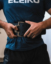 ELEIKO パワーリフティングベルト ブラック IPF公認品 着用状態で腰回りを正面から捉えた視点でフィット感と装着イメージが分かるシーン