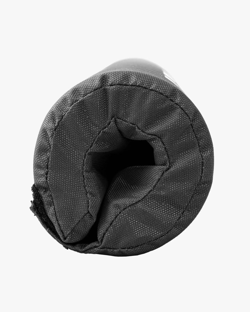 ELEIKO バーパッド ブラックの端面を正面から捉えた構図。中央の開口部と厚みのあるクッション構造、シャフト装着部の縫製ディテールが分かるバーベル用パッド