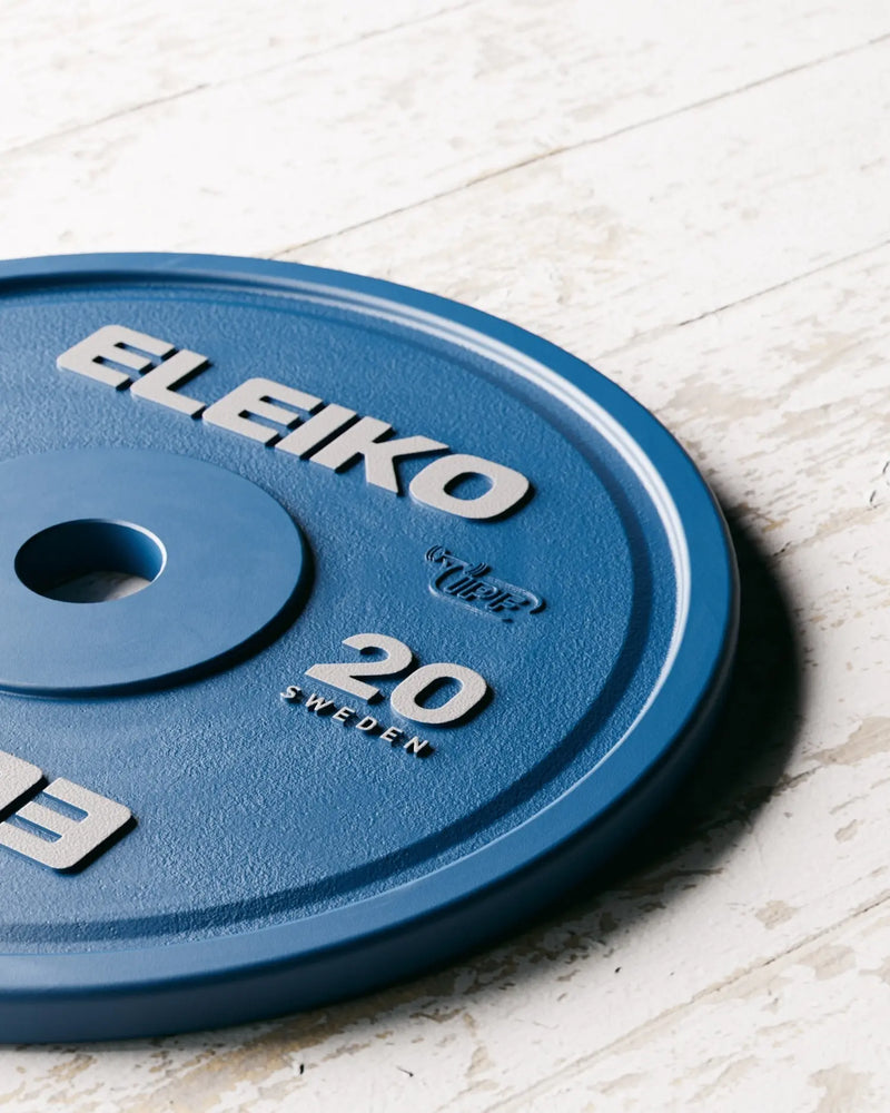 ELEIKO 新型パワーリフティングコンペティションプレート IPF公認品 青 斜め上から捉えた20kgウェイトプレートの表面ディテール、ELEIKOロゴと重量表示、中央スリーブ穴周辺の質感が分かるクローズビュー