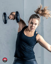ELEIKO EVO 回転式ダンベルでトレーニングする女性