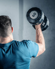 ELEIKO EVO 回転式ダンベル 60kgを肩に構える男性