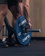 ELEIKO オープンカラー ブラックをトレーニング器具に装着した状態を斜め前から捉えた構図。ELEIKOプレート横でバーベルシャフトを固定するクイックロック式カラーの使用状態が分かる構図