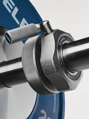 ELEIKO コンペティションカラー IWF公認品 IPF公認品 WPPO公認品 シルバーをバーベルシャフト装着状態で横から捉えた構図。ローレットハンドルとクイックロック機構、プレート横で固定する構造が分かるカラー