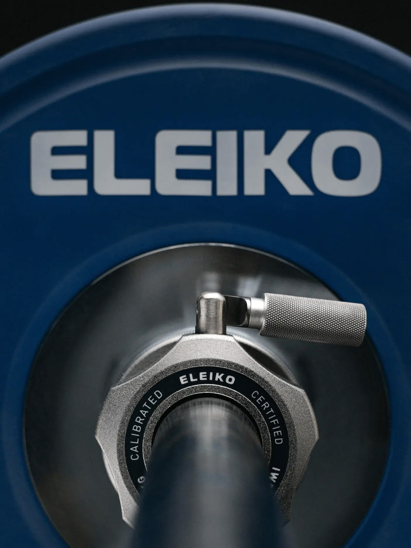 ELEIKO コンペティションカラー IWF公認品 IPF公認品 WPPO公認品 シルバーをバーベルプレート正面側から捉えた構図。ELEIKOプレート前面でシャフトを固定した装着状態とレバーロック機構が分かるカラー