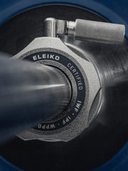 ELEIKO コンペティションカラー IWF公認品 IPF公認品 WPPO公認品 シルバーを上方から捉えた構図。ELEIKOロゴとCERTIFIED表記リング、ロックレバー周辺の金属仕上げディテールが分かるカラー