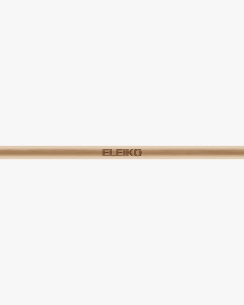 ELEIKO 木製テクニックバー ナチュラルウッド 150cm 中央部を水平に捉えた接写でロゴ刻印と表面仕上げが確認できるディテール