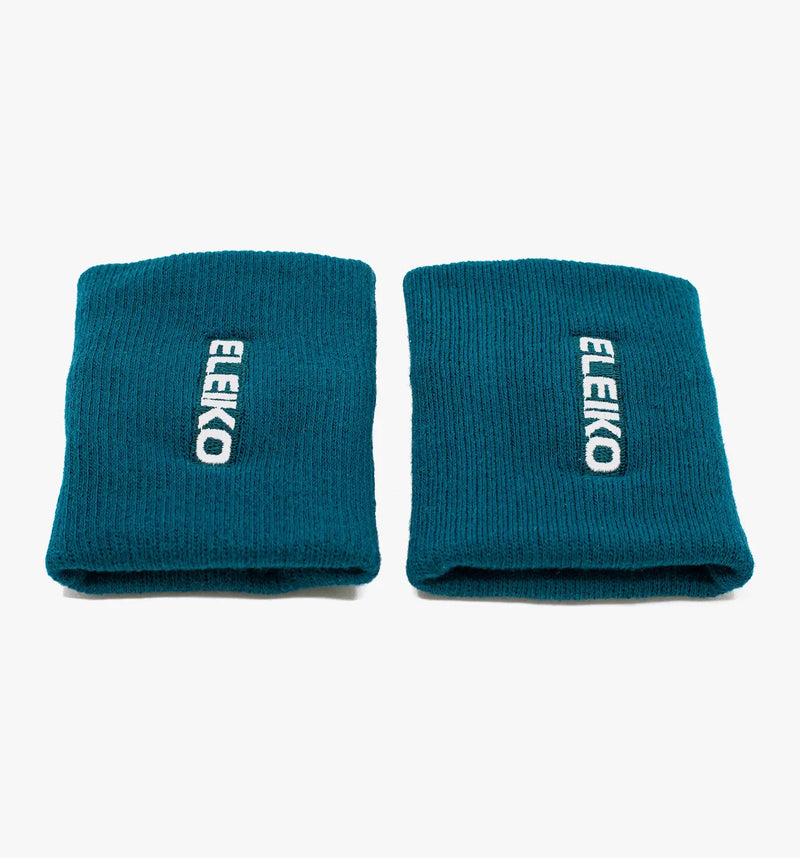 ELEIKO リストバンド ストロングブルーを正面から左右並べて捉えた構図。中央のELEIKOロゴ刺繍と伸縮性のあるリブ編み構造、ペアセットの外観が分かるリストバンド