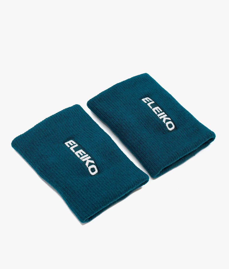 ELEIKO リストバンド ストロングブルーを斜め上から左右配置で捉えた構図。ロゴ刺繍の位置と厚みのあるニット素材、手首にフィットする筒状デザインが確認できるリストバンド