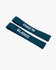 ELEIKO リフティングストラップ ディープブルー 斜め上から重ねて配置しロゴ位置と縫製仕上げが分かるクローズアップ