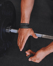 ELEIKO リフティングストラップ ブラック 手首に巻いた状態を上から捉えバーベルへの巻き付け方と使用シーンが分かる視点