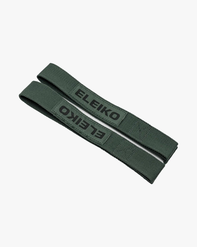 ELEIKO リフティングストラップ オリーブグリーン 斜め上から重ねて配置しロゴタグと織り目のディテールが確認できる構図