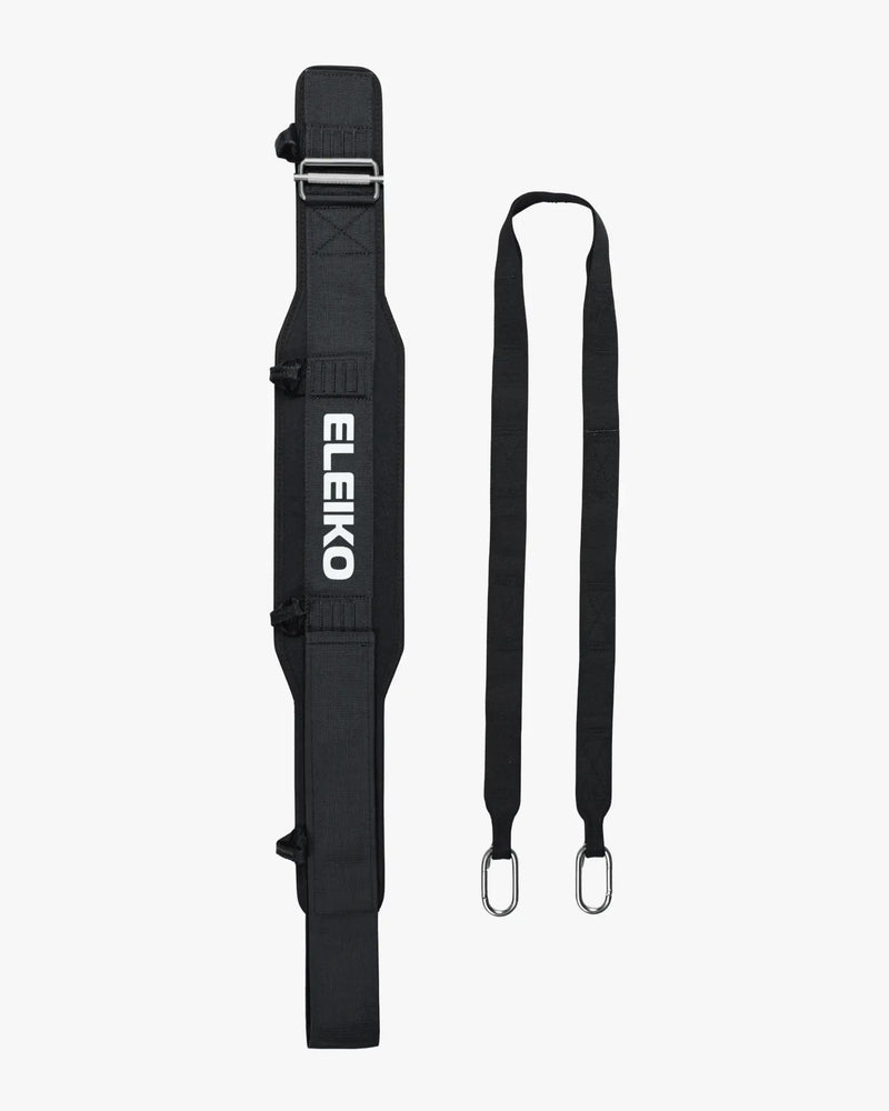 ELEIKO ディップベルト ブラックを真上から縦方向に捉えた構図。ベルト本体と取り外し可能なストラップ全体の形状、金属リング付きストラップ構造が分かるリフティングベルト