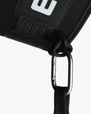 ELEIKO ディップベルト ブラックのストラップ接続部を斜め角度から接写した構図。カラビナ金具、ナイロンストラップ、ベルト側の補強縫製ディテールが確認できるリフティングベルト