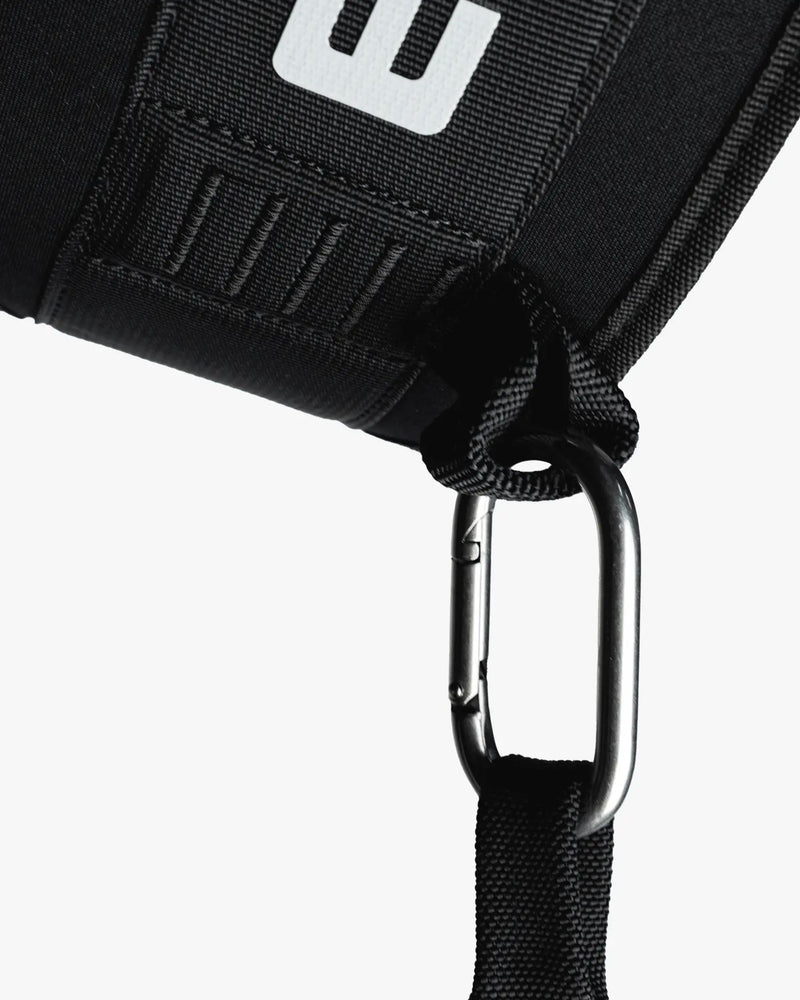 ELEIKO ディップベルト ブラックのストラップ接続部を斜め角度から接写した構図。カラビナ金具、ナイロンストラップ、ベルト側の補強縫製ディテールが確認できるリフティングベルト