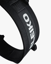 ELEIKO ディップベルト ブラックのベルト外側を斜めアングルから接写した構図。パッド入りベルト形状、白色ELEIKOロゴ、ナイロン素材の質感が分かるリフティングベルト