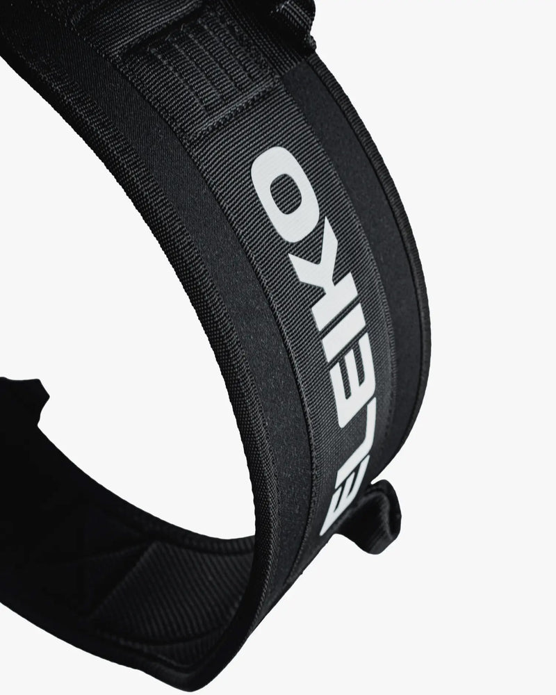 ELEIKO ディップベルト ブラックのベルト外側を斜めアングルから接写した構図。パッド入りベルト形状、白色ELEIKOロゴ、ナイロン素材の質感が分かるリフティングベルト