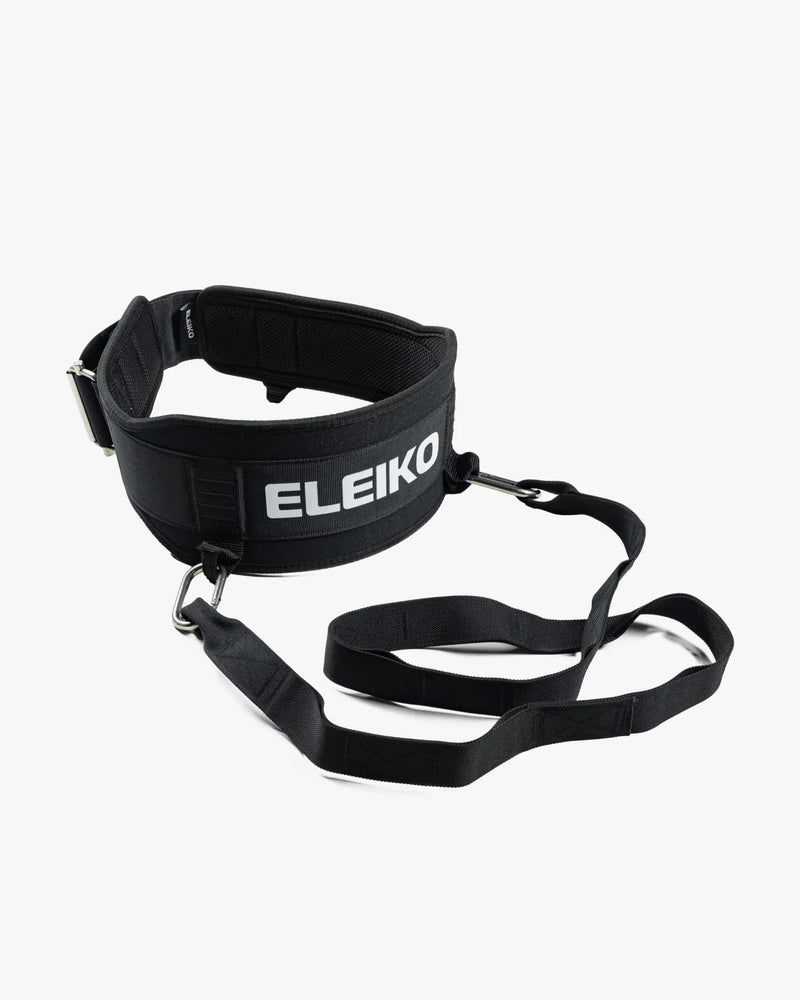 ELEIKO ディップベルト ブラックを斜め上から捉えた全体構図。幅広パッドベルトと長いナイロンストラップ、両端の金属リングが分かるウェイト追加用リフティングベルト