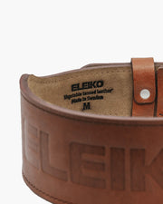 ELEIKO ウェイトリフティングレザーベルト ブラウンの内側を斜め上から接写した構図。Vegetable tanned leatherとMade in Swedenの刻印、裏面スエードレザーの質感が分かる