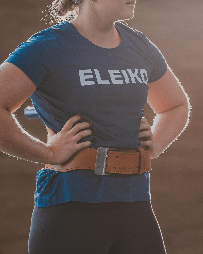 ELEIKO ウェイトリフティングレザーベルト ブラウンを腰に装着した正面アングル。ダブルピンバックルと調整穴、厚手レザー構造が分かるリフティングベルト着用状態