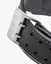 ELEIKO ウェイトリフティングレザーベルト ブラックのベルト裏側とバックル接続部を斜め上から捉えた構図。複数の調整穴、ステッチ縫製、金属バックル固定構造が分かる
