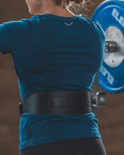 ELEIKO ウェイトリフティングレザーベルト ブラックを腰に装着した状態を正面から捉えた構図。ダブルピンバックル固定、調整穴、厚手レザー構造が確認できる着用ディテール