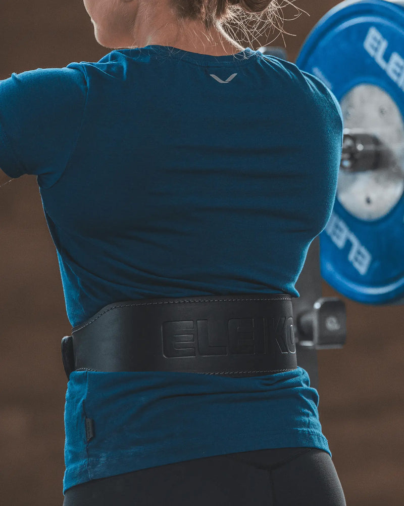 ELEIKO ウェイトリフティングレザーベルト ブラックを腰に装着した状態を正面から捉えた構図。ダブルピンバックル固定、調整穴、厚手レザー構造が確認できる着用ディテール