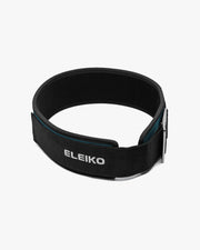 ELEIKO ハイブリッドリフティングベルト ストロングブルー を装着状態に近い角度で捉え、内側クッションと背面サポート幅が確認できる全体フォルム