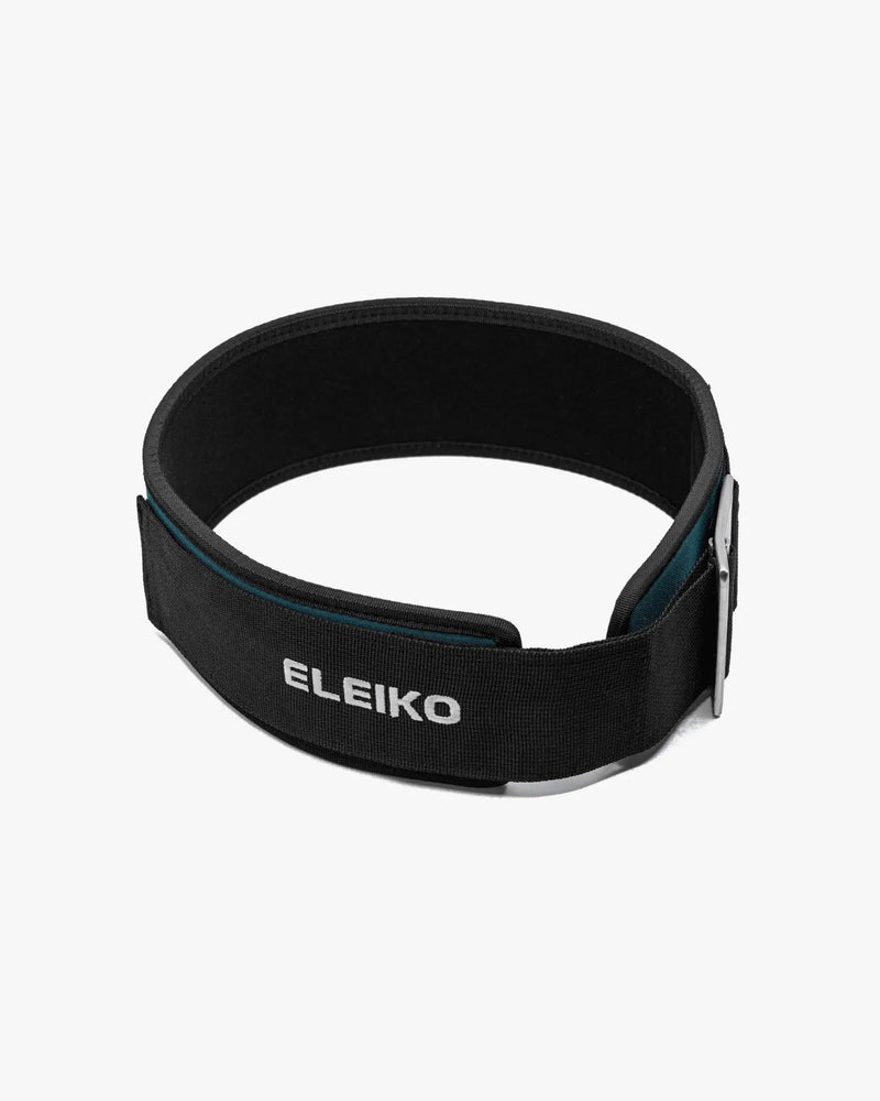ELEIKO ハイブリッドリフティングベルト ストロングブルー を装着状態に近い角度で捉え、内側クッションと背面サポート幅が確認できる全体フォルム
