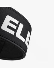 ELEIKO ハイブリッドリフティングベルト インクブラックを斜め角度で接写し、カーブ形状と外周ステッチ、表面素材の質感が確認できる構造