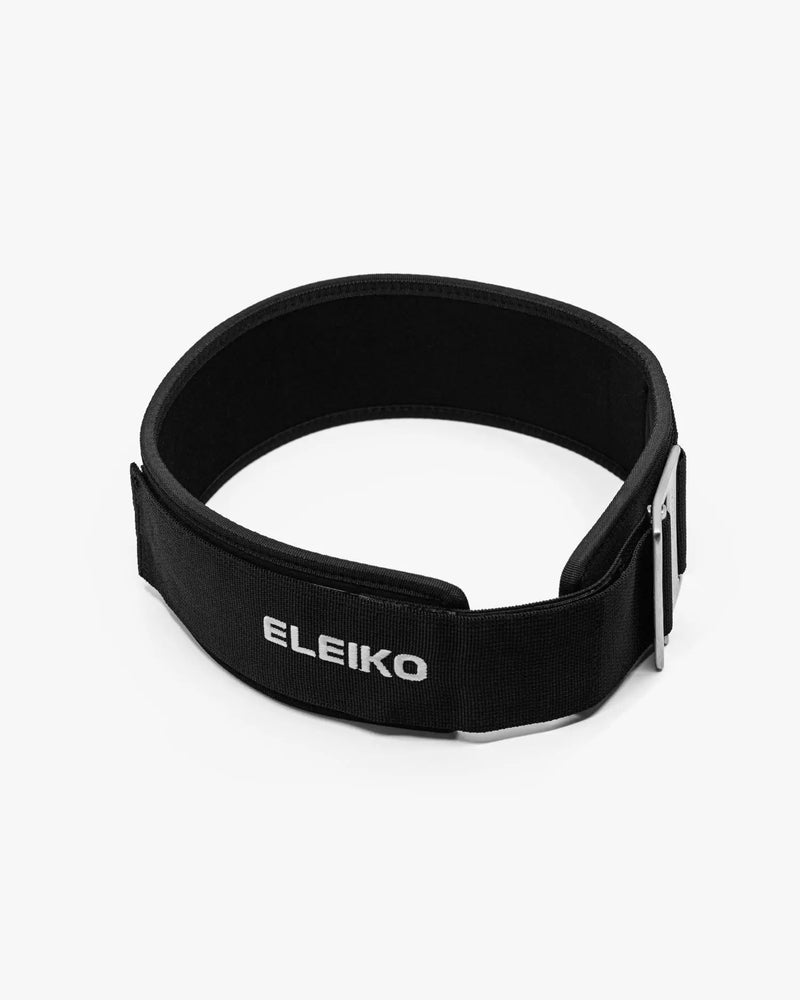 ELEIKO ハイブリッドリフティングベルト インクブラックの背面側を水平視点で捉え、金属バックルと調整バー構造が分かる固定機構