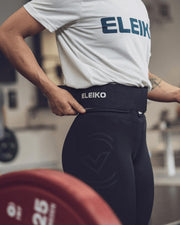 ELEIKO ハイブリッドリフティングベルト インクブラックを装着想定の角度で捉え、背面サポート幅とフィット感が分かる全体フォルム