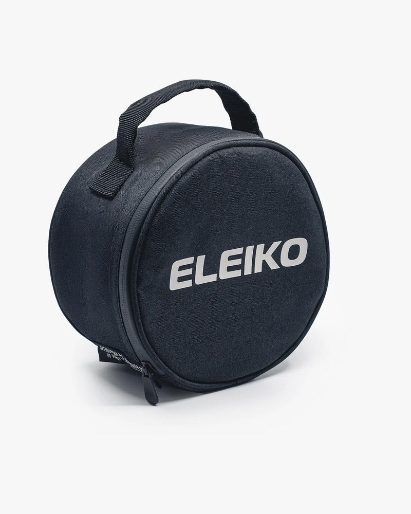 ELEIKO ハイブリッドリフティングベルト インクブラック用収納ケースを正面から捉え、円筒形状とELEIKOロゴ配置が分かる外観