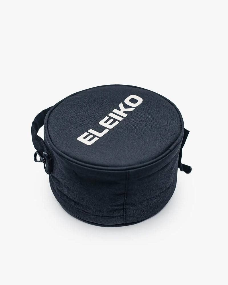ELEIKO ハイブリッドリフティングベルト インクブラック用収納ケースを上方向から捉え、開口部形状と内部スペースが分かる設計