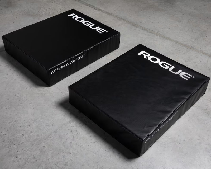 ROGUE クラッシュクッション（ペア） ブラックを床に並べた状態を斜め上から撮影、サイズ感と表面ロゴ配置が分かる全体構図