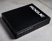 ROGUE クラッシュクッション（ペア） ブラックを斜め上から近距離で捉えた単体ビュー、クッション厚と角のエッジ形状が分かる視点