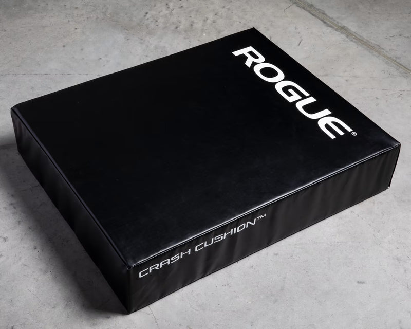 ROGUE クラッシュクッション（ペア） ブラックを斜め上から近距離で捉えた単体ビュー、クッション厚と角のエッジ形状が分かる視点