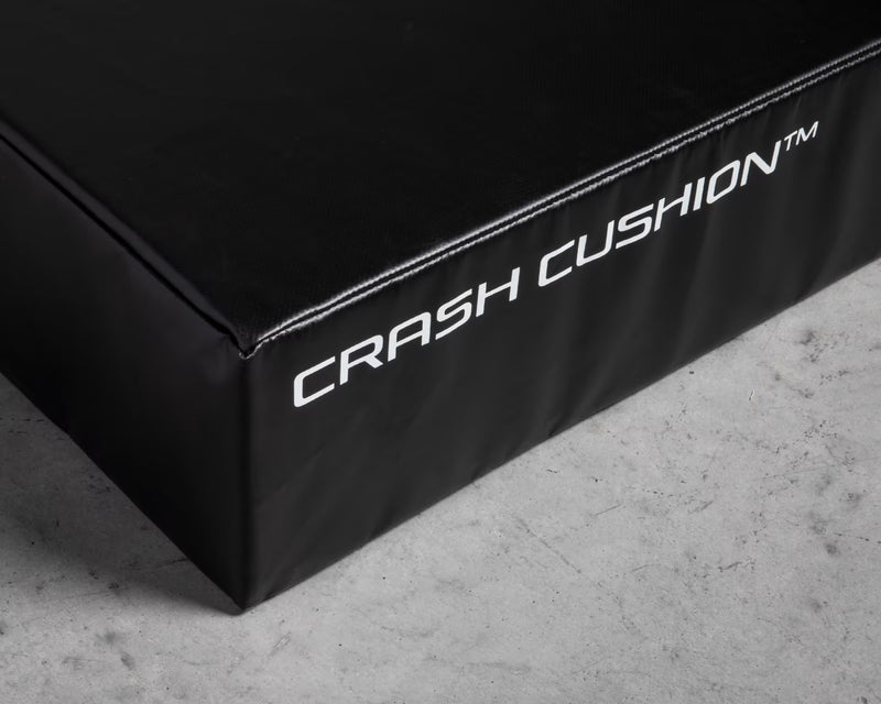 ROGUE クラッシュクッション（ペア） ブラックの側面をクローズアップ、CRASH CUSHIONロゴと表面素材の質感が分かる接写