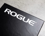 ROGUE クラッシュクッション（ペア） ブラックのトップ面ロゴ部分を斜めから拡大、ROGUEロゴのプリント状態と表面のシボ感が分かる視点