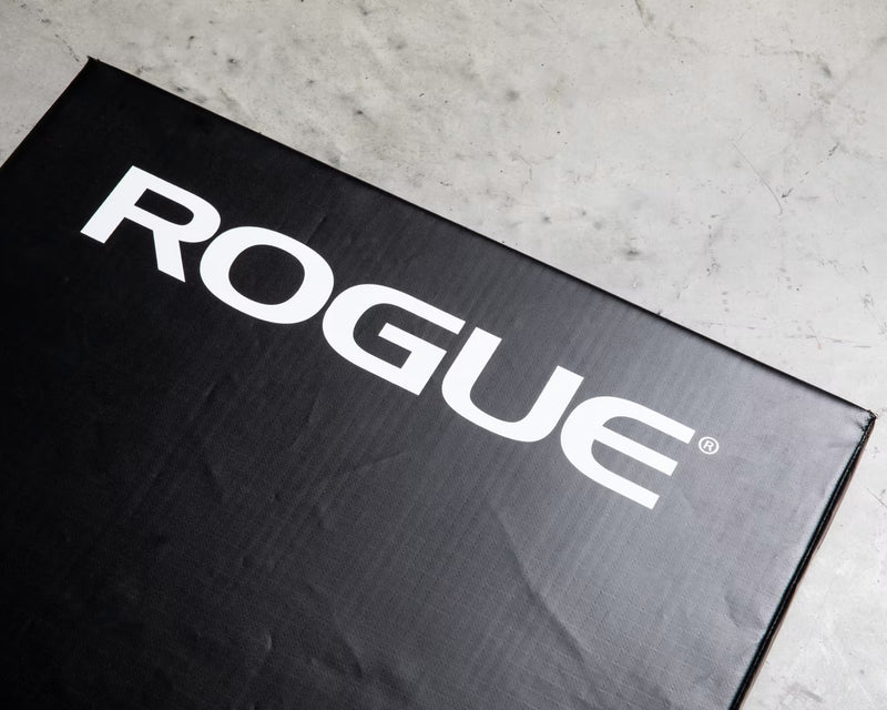 ROGUE クラッシュクッション（ペア） ブラックのトップ面ロゴ部分を斜めから拡大、ROGUEロゴのプリント状態と表面のシボ感が分かる視点