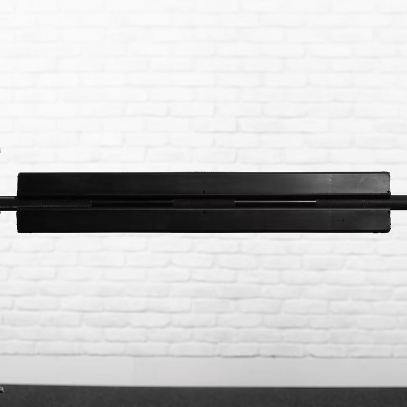 AbMat ザーチャーパッド ブラック 上下から挟み込む構造を真横から捉えバーベルシャフトとの接触部分が分かる断面構図