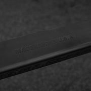 AbMat ザーチャーパッド ブラック 側面に刻印されたMADE IN THE USAロゴを斜めから捉え表面質感と文字の凹凸が分かる構図